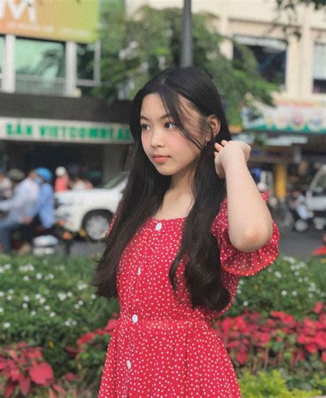 Saccharata) thông thường thấp hơn so với các thứ, giống ngô khác. Con gái MC Quyền Linh gây chú ý khi khoe clip diện đồng phục