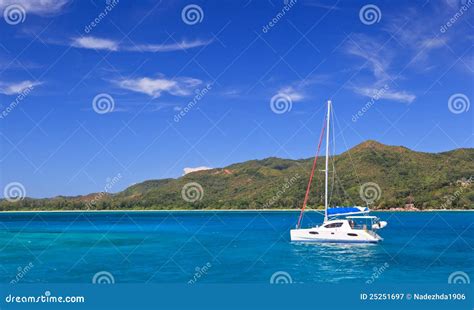 Boats On Tropical Beach Stock Image Image Of Blue Lagoon 25251697