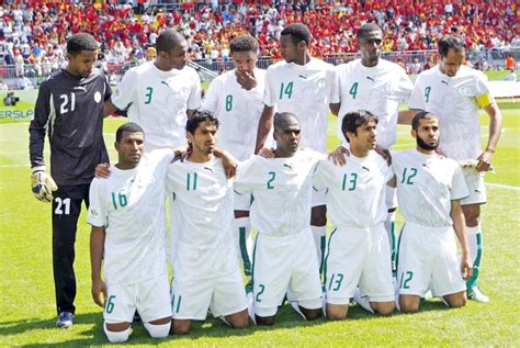 خاض المنتخب السعودي مشواراً طويلاً من التألق منذ تأسيسه في عام 1956م ثم انضمامه إلى الفيفا ، و قد كانت أولى تأهل المنتخب السعودي إلى نهائيات أولمبياد لوس أنجلوس. صور طقم المنتخب السعودي جودة عالية HD - موسوعة