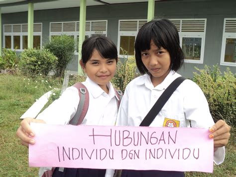 Contoh interaksi sosial, individu dengan kelompok. Contoh Gambar Interaksi Sosial Antar Individu Dengan ...