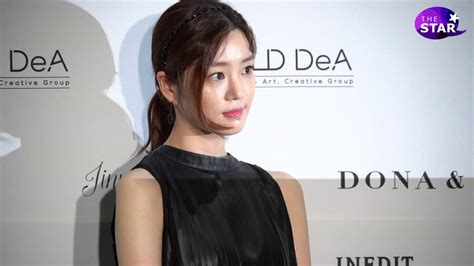 As lee da in and lee yu bi took their stepfather's last name, lee, they are not included directly in the clan. 이유비 (Lee Yu-bi), 바람도 질투하는 여신 ('크레이지튜드 페스티벌 2019' 포토월 ...