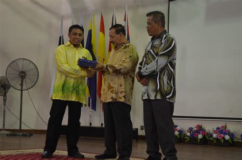 Artikel ini bertujuan membincangkan amalan penggunaan bahan bantu mengajar (bbm) guru cemerlang pendidikan islam (gcpi) melalui satu kajian kes. Sekolah Menengah Sains Rembau: Hari Kecemerlangan ...