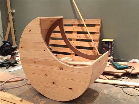 Die palette ist robust gebaut und hält auch hohen belastungen stand. Palettenmöbel selber bauen: DIY Mondschaukel für Babys mit ...