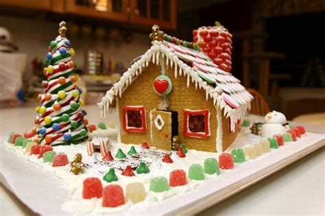 christmas-gingerbread-house-landscape-candy-decorations