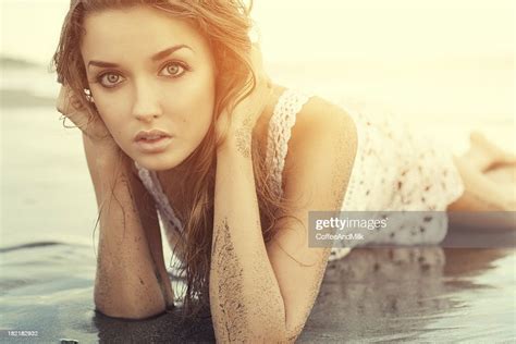 Belle Femme Allongée Sur La Plage Photo Getty Images