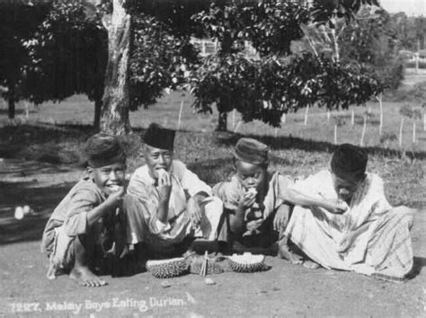 Ialah negara yang membangun di dunia, dan mengamalkan pemasaran berorientasikan negara dan terbuka. Muqorrobin: Keadaan Masyarakat Melayu Sebelum & Selepas ...