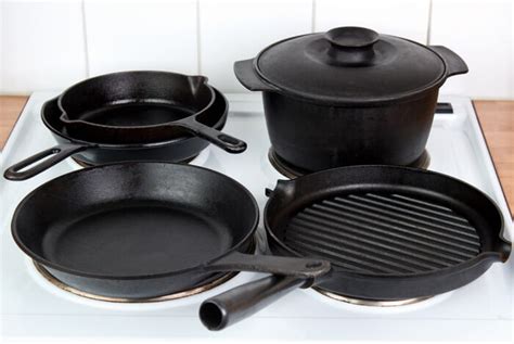 iron cast cookware pans pots cooking arrabio din fonta stove clean electric sponge ghisa pentole teflon searing naturally required season