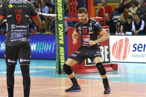 Leal ao lado de bruninho no pódio (divulgação). Leal marca 28 pontos em dura vitória do Civitanova - Web Vôlei