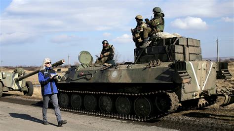 Ukraine government battles pro-Russia rebels