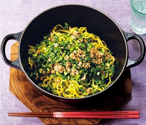 【ル・クルーゼで作るお鍋でいただくひとりご飯レシピ ニラと挽き肉の和え麺】料理研究家・上田淳子さんに教わる、手間なしレシピ 【公式