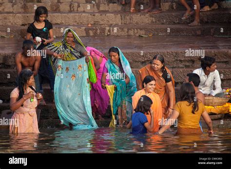 Les femmes indiennes se baigner dans l eau polluée du Gange à Varanasi