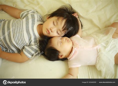 lindo hermanito hermana durmiendo cama blanca fotografía de stock © yamasan 543445200