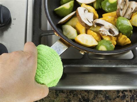 Existen muchas otras formas de cocinar un buen pavo que no tenga nada que ver con rellenarlo y meterlo al horno, tal y como solemos ver en muchas películas en las que la la misma parilla de la barbacoa que utilizamos para freir patatas o verduras, puede servirnos para cocinar un buen pavo. 4 formas de cocinar sin aceite