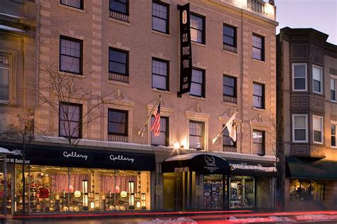 Hotels near Wrigley Field for a Chicago Cubs sleepover