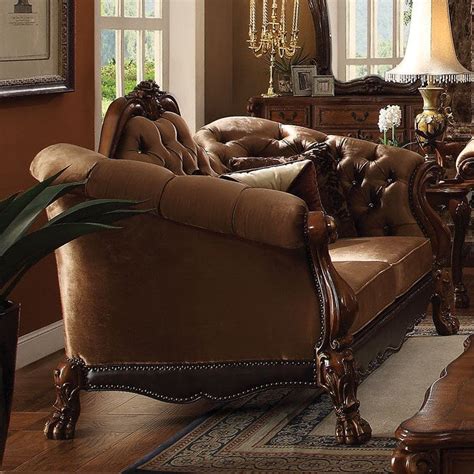 Sebetulnya memang kursi tamu sofa sudah dulu berjaya sebelumnya, tetapi sesudah itu popularitasnya menurun dan akhirnya kini kembali memperlihatkan pesonanya di di dalam pasar furnitur. Jual Set Kursi Tamu Sofa Clasic Harga Murah & Bergaransi