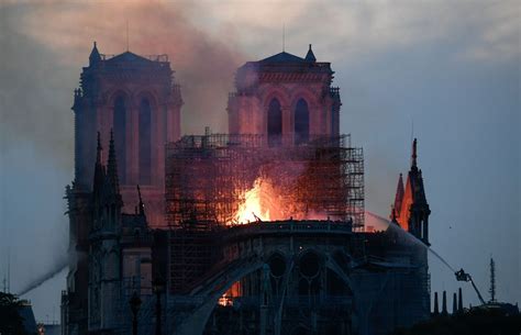 Comment Notre Dame A Pris Feu - L'incendie de la cathédrale Notre-Dame de Paris en images