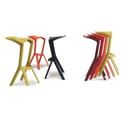 Plank miura is een serie hoge krukken en tafels. Σκαμπό Μπαρ MIURA Πορτοκαλί της PLANK | Design Is This