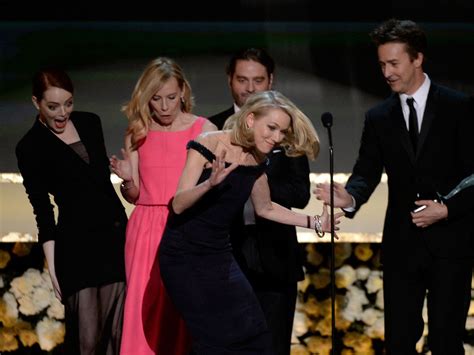 emma stone wins the sag for best apology expression after tripping up naomi watts the