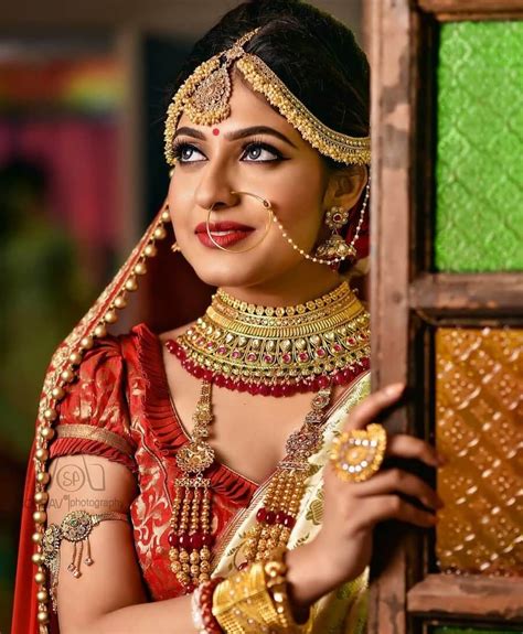 Beautiful Indian Bride In Traditional Wedding Dress And Posing Foto De Stock Imagen Royalty