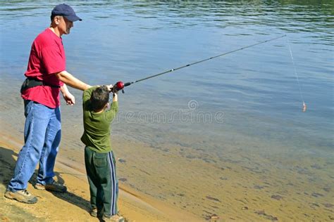 Padre Que Enseña A Su Hijo Joven A Pescar Foto De Archivo Imagen De