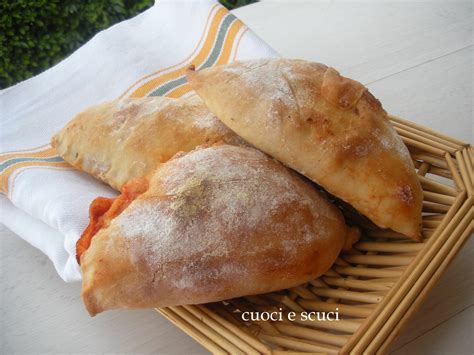 Puoi conservare il calzone cotto per 1 giorno in frigorifero, per consumarlo poi dopo averlo riscaldato in forno. Calzoni al forno Siciliani | Cuoci e Scuci