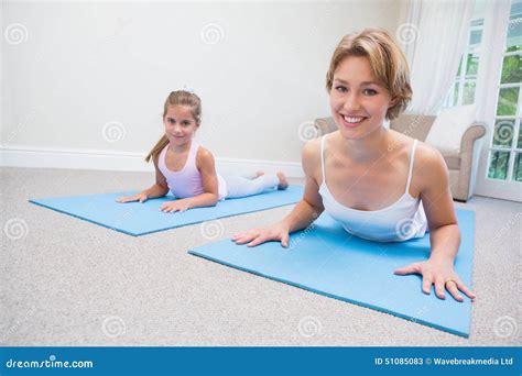 Madre E Hija Que Hacen Yoga Imagen De Archivo Imagen De Lifestyle