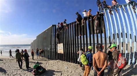 El Muro Fronterizo Entre Eeuu México Punto De Encuentro Navideño