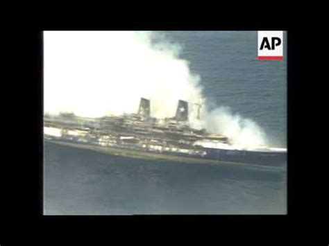 Die achille lauro war ein schiff mit einer lange von 192 m und einer tonnage von 23.112 brt. INDIAN OCEAN: ACHILLE LAURO: AERIAL VIEWS - YouTube