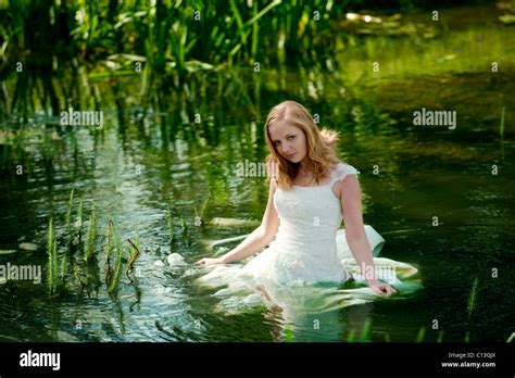 Femme Dame Balade Dans Le Lac De Leau Jusquà Sa Taille En Longue Robe De Mariage Avec Des