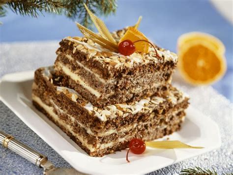 Schoko-Nuss-Torte mit cremiger Vanillefüllung Rezept | EAT SMARTER