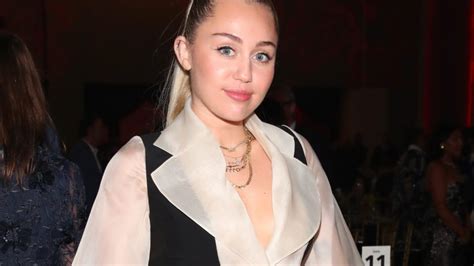 Miley Cyrus Took Back Her Apology For A Nude Photo From 10 Years Agohellogiggles