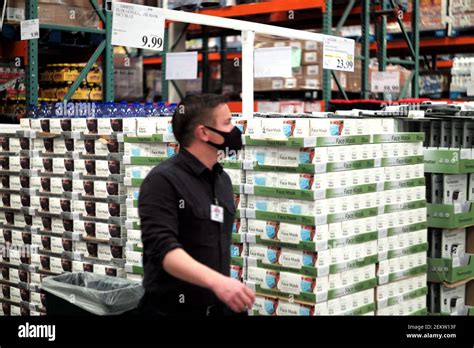Costco Employee High Resolution Stock Photography And Images Alamy