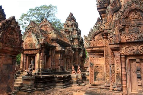 Ibu kota ini didirikan oleh raja jayawarman vii dan mencakup kawasan seluas 9 km². Banteay Srei - Wikipedia bahasa Indonesia, ensiklopedia bebas