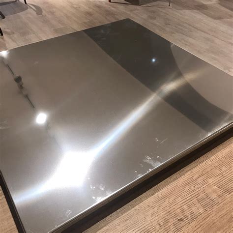 Le scaffalature componibili a bulloni in acciaio inox sono inoltre personalizzabili con ruote per soluzioni carrellate o piedini regolabili. scaffale acciaio inox - Cosmet Design