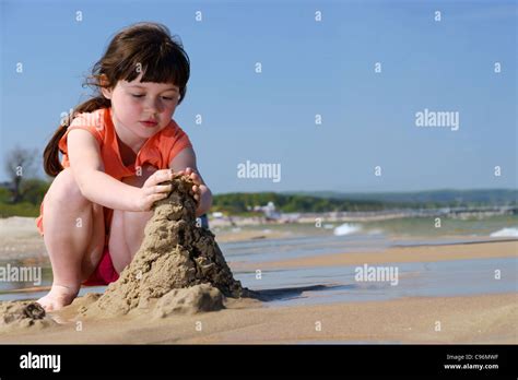 Niños En La Playa Niña Jugando En La Arena Hacer Castillos De Arena