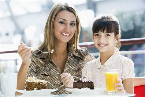 Madre E Hija Comiendo Torta De Café — Foto De Stock © Monkeybusiness