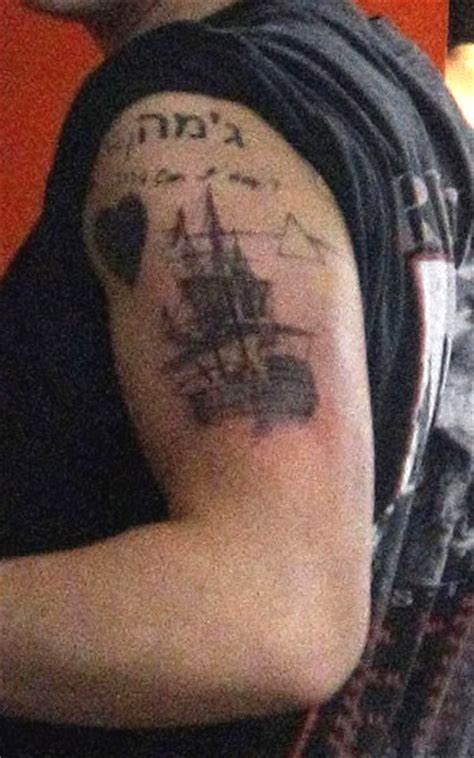 Harry edward styles (born february 1, 1994) was a member of one direction along with liam payne, louis tomlinson, zayn malik and niall horan. Harry Styles' Ship, Pink Floyd, and "Home Made" Tattoos on ...
