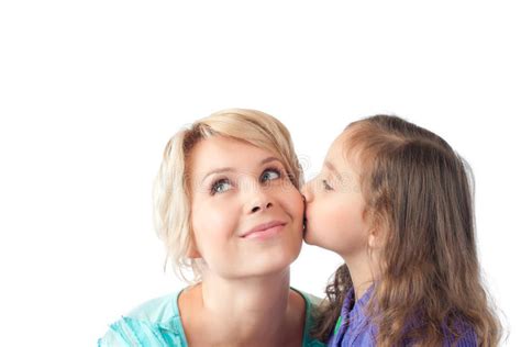 Pequeña Hija Que Besa A La Madre Joven Imagen De Archivo Imagen De