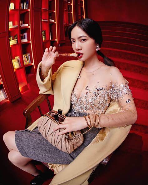 Joanne tseng 曾之喬and wang zi / prince chiu 王子@ paris 1 october 2018 fashion week show shiatzy chen. 曾之喬透視衣露餡!上帝視角驚見「飽滿亮點」 網嗨：老公OK？