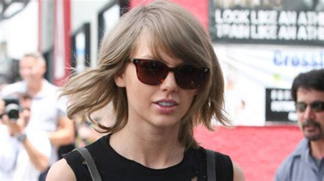 Taylor Swift Wears A Harness Makes The Internet Explode Huffpost Null