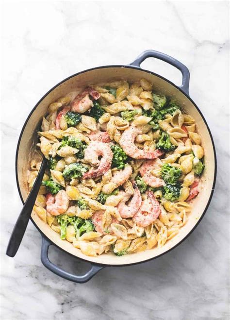 This meal is perfect to fill hungry bellies and quickly too making it perfect for those busiest days. Shrimp and Broccoli Alfredo | Creme De La Crumb