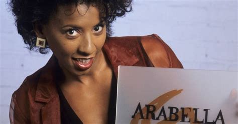 Ihre mutter ist eine deutsche theaterschauspielerin und ihr vater war ein ghanaischer maschinenbauingenieur. Was macht Arabella Kiesbauer heute?