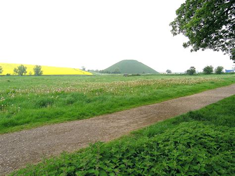 Silbury Hill Taucht In Der Ferne Auf Englandwiltshire Flickr