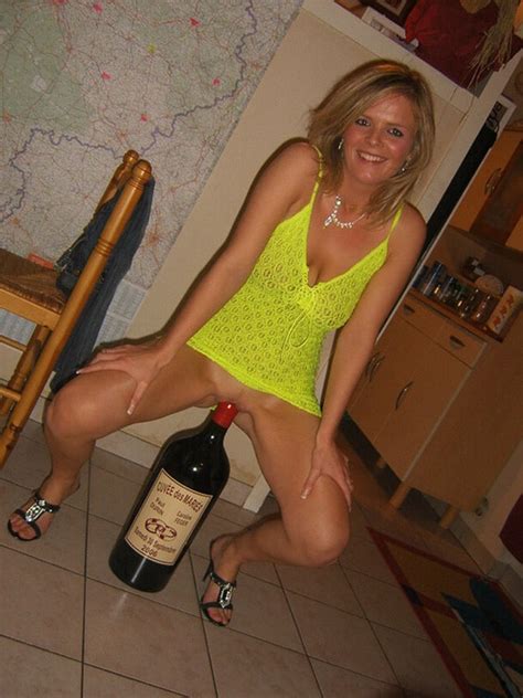 Bouteille de vin géante dans la chatte d une femme au foyer Photos Femmes Mures