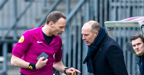 Voetbal is een nationale sport in nederland. FIFA doet proef met gele kaart voor trainer | Nederlands ...