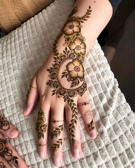 Stunning Mehendi Designs For The Sister Of The Bride And Bridesmaids