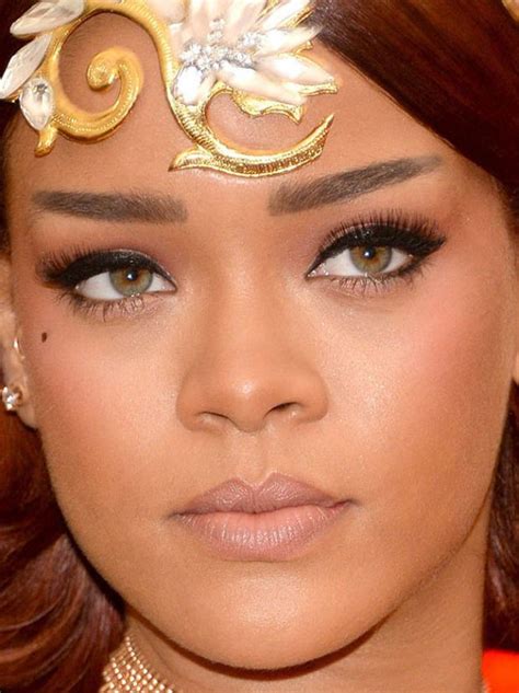 Close Up Of Rihanna At The 2015 Met Ball Rihanna Makeup Rihanna