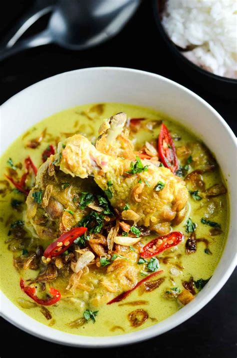 Mee soto is a comforting yummy goodness that consists of noodles/vermicelli, submerged in a bowl of chicken soup. Indonesian Soto Ayam | Food, Asian recipes, Food recipes