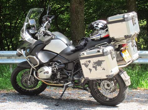 Keeping the ideal grip on adventure. BMW R 1200 GS Adventure