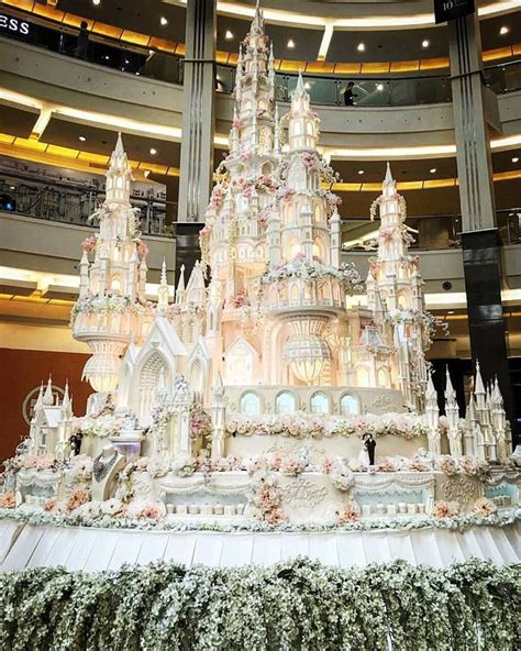 Castle Wedding Cake Extravagant Wedding Cakes Huge Wedding Cakes